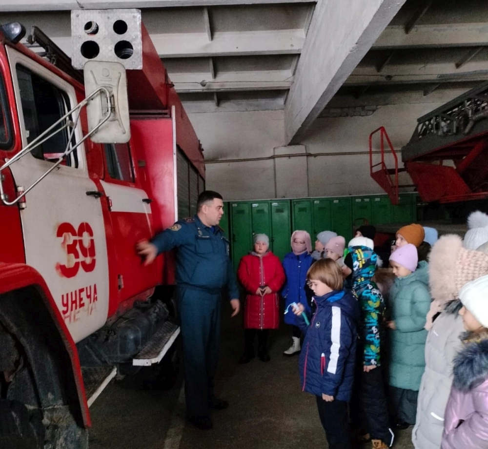 В Унече для учащихся школы №5 провели увлекательную экскурсию по пожарной части №39