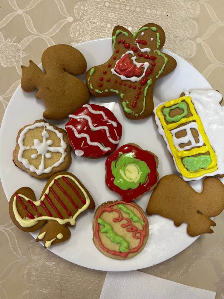 В Унече прошел мастер-класс по росписи новогодних пряников