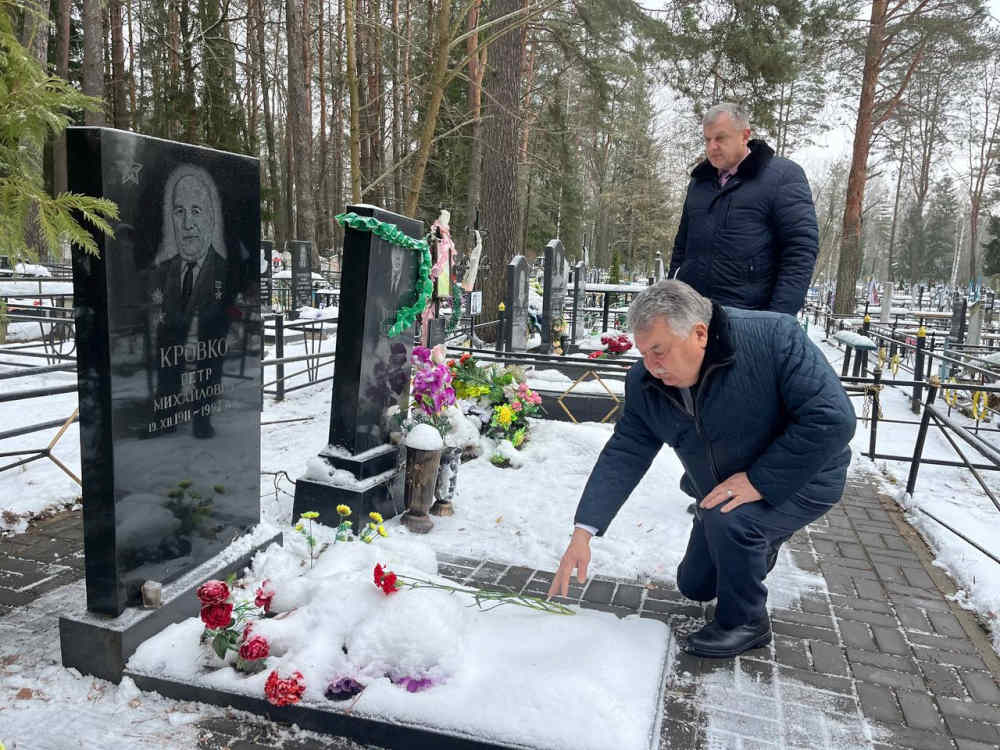 В День Героев Отечества глава администрации района В.А.Дуда и глава Унечского района А.М.Кусков возложили цветы на могилах героев