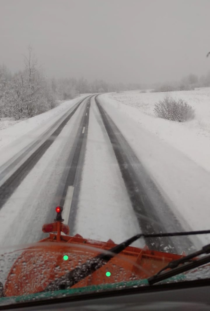 В Брянской области продолжается очистка и обработка автодорог от снега