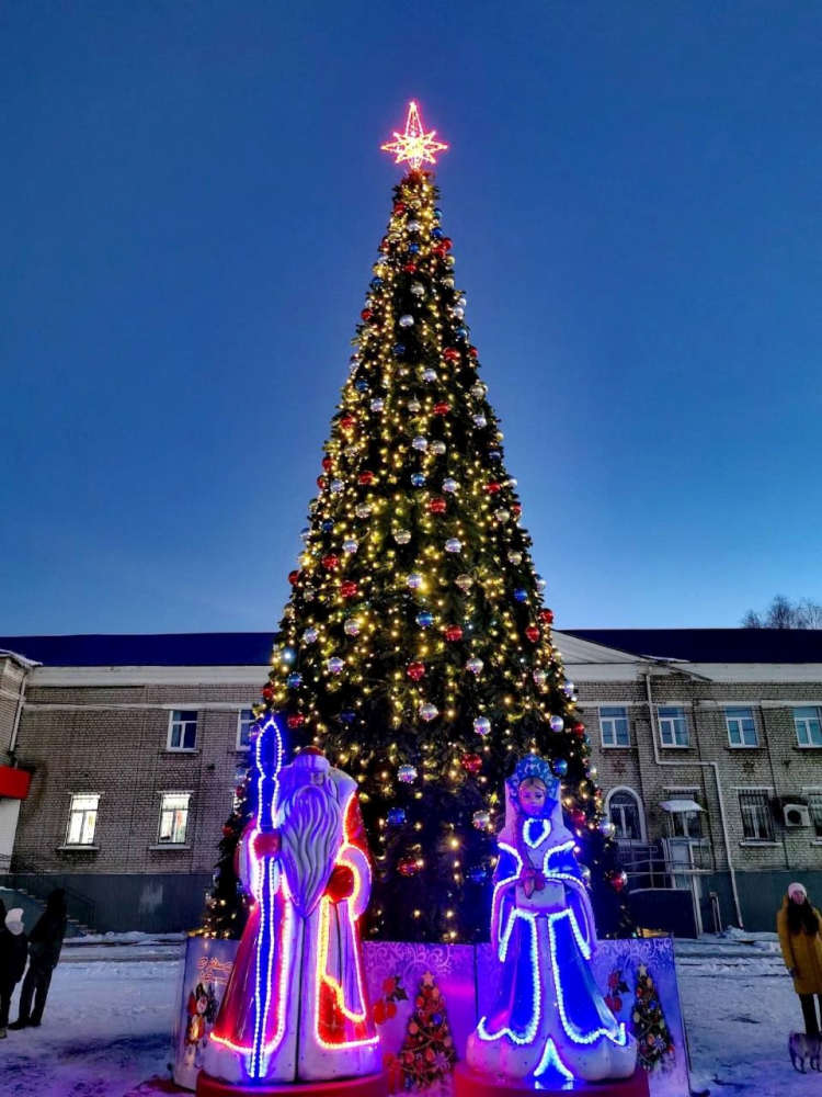 Центральную площадь Унечи украсила главная новогодняя красавица-ель