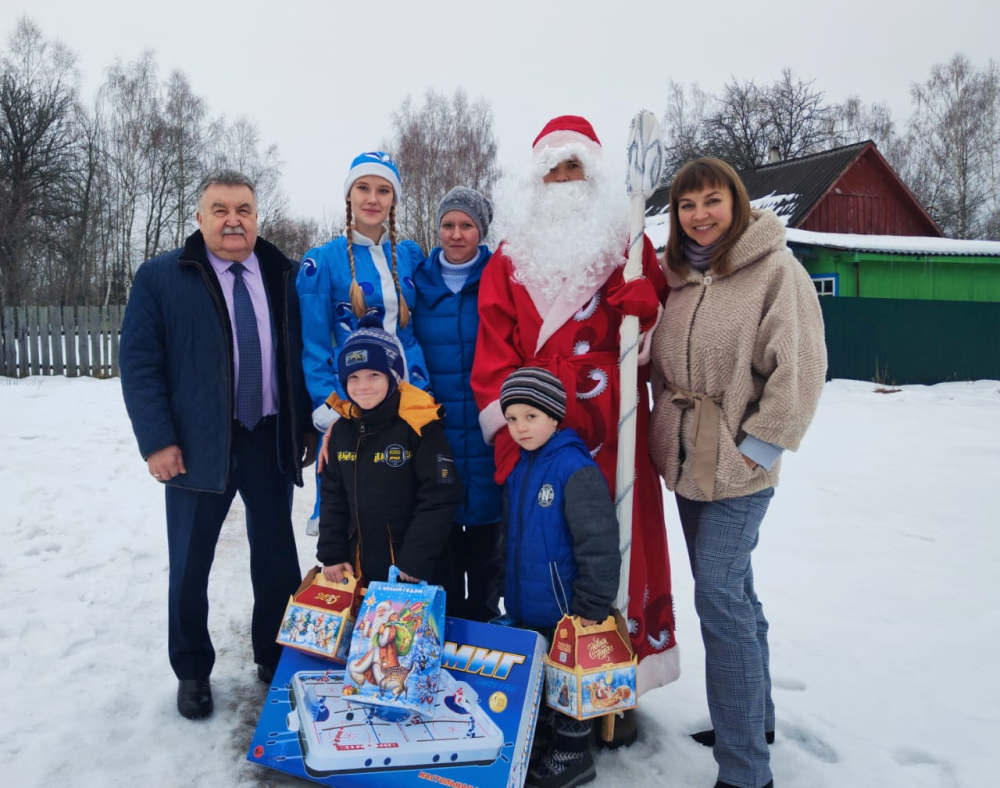 В Унечском районе продолжается традиционная новогодняя акция «Елка желаний»