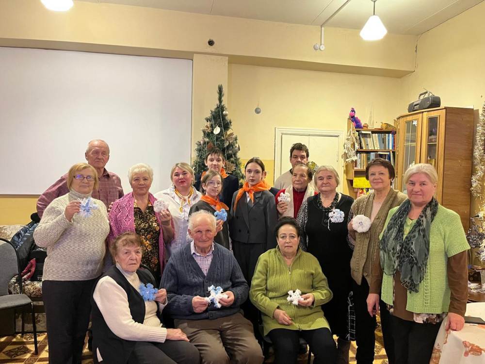 В Унече для участников клуба пожилых людей «Сударушка» прошел мастер-класс «Снежинка»