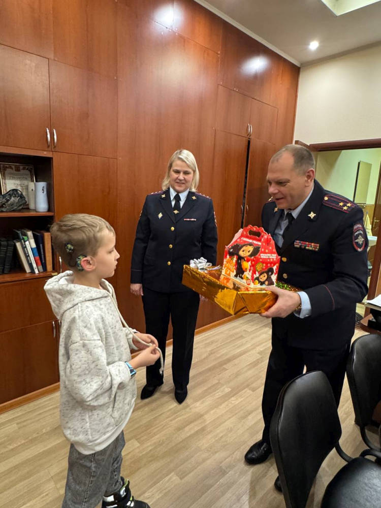 Брянский ЛО МВД России на транспорте присоединился к благотворительной акции «Елка желаний»