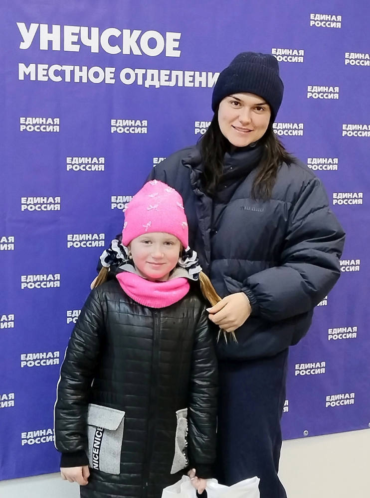 В Унечском МО партии «Единая Россия» наградили победителя областного конкурса «Сказка глазами детей»