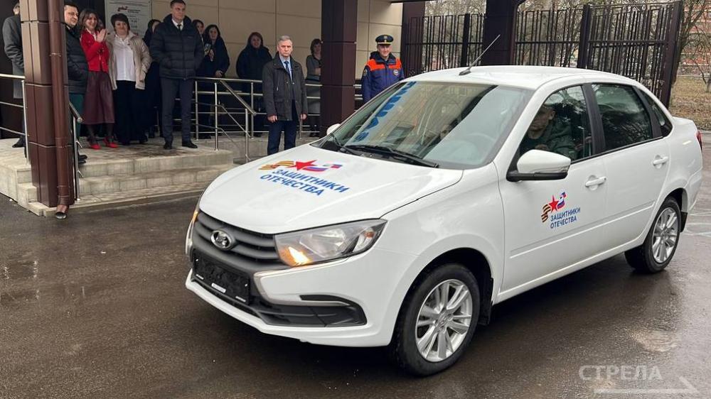 В Брянске герою СВО Сергею Артюхову передали автомобиль