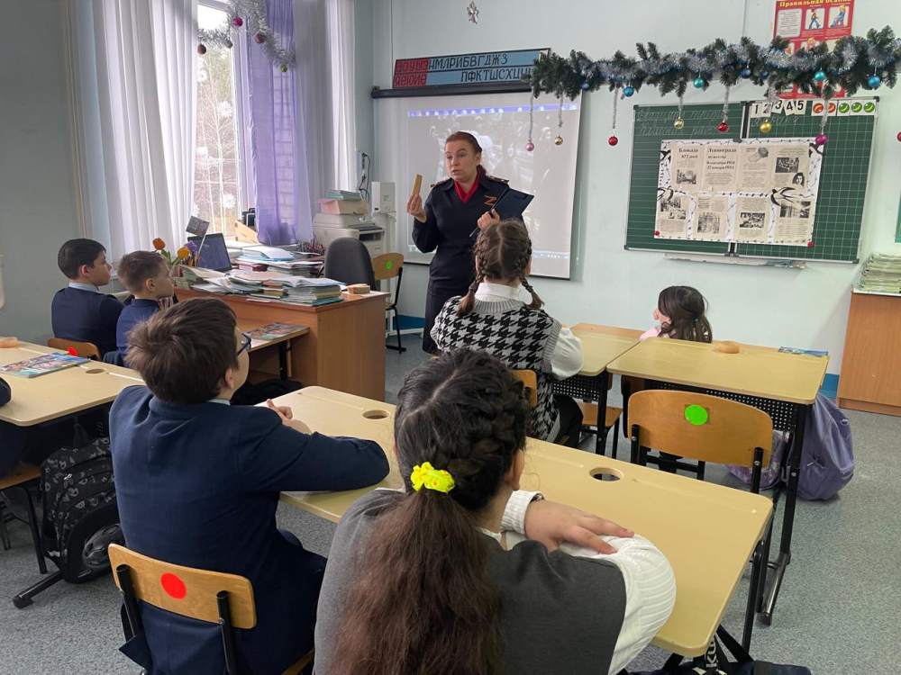 Транспортные полицейские ЛОП на станции Унеча провели «День воинской славы России» для учеников МОУ СОШ №1 г. Унеча.