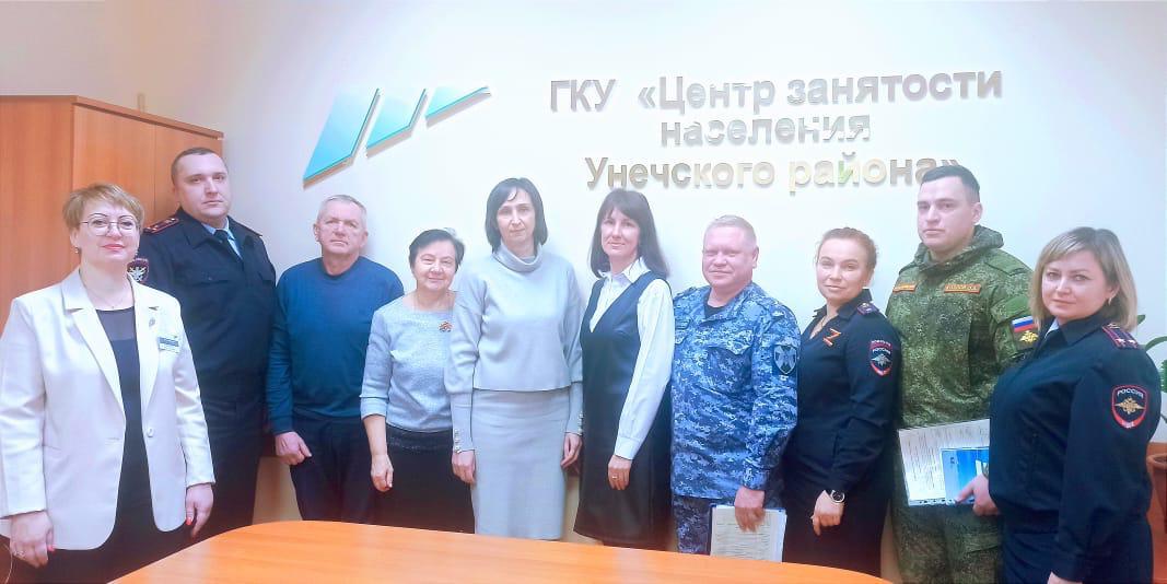 Сотрудники ЛОП на железнодорожной станции Унеча приняли участие в ярмарке вакансий для граждан