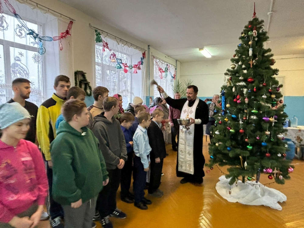 В Крещенский сочельник благочинный Унечского района посетил школу-интернат.