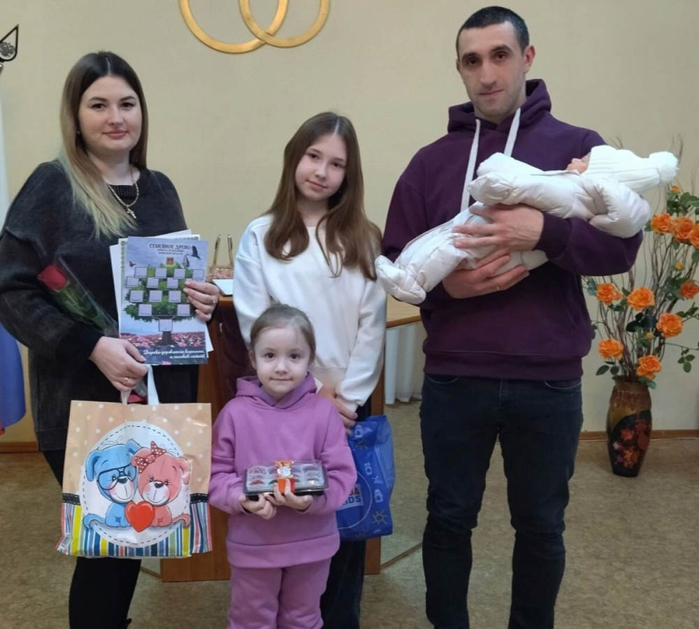 В отделе ЗАГС г. Унеча зарегистрировали первого в 2025 году новорожденного малыша