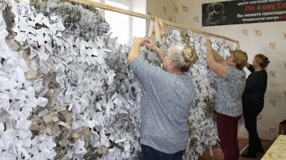 Жители Красногорского района собирают гуманитарные грузы и делают маскировочные сети для наших защитников