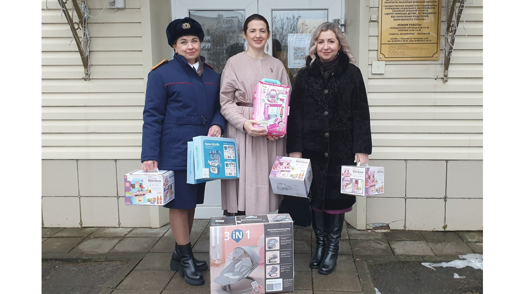 Брянские следователи и детский омбудсмен поздравили воспитанников Карачевского центра помощи