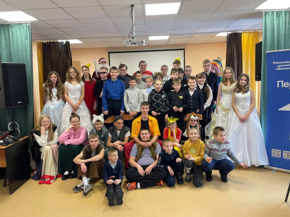 В Унече театральный коллектив «Перевоплощение» исполнил для воспитанников школы-интерната представление-мюзикл