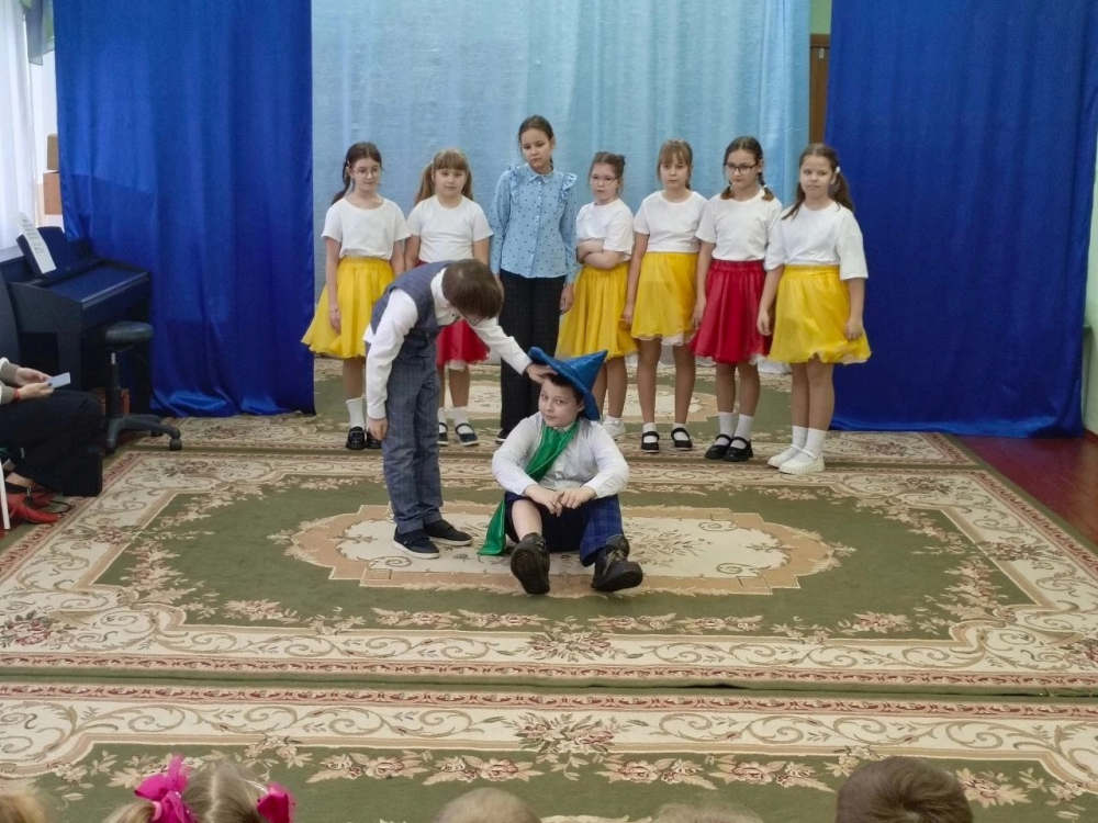 В Унече театральный коллектив школы №5 представил в д/с «Ромашка» постановку «Незнайка и его друзья»