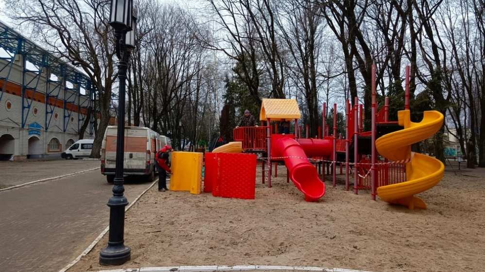 В брянском парке-музее имени Толстого завершается монтаж детской и спортплощадок