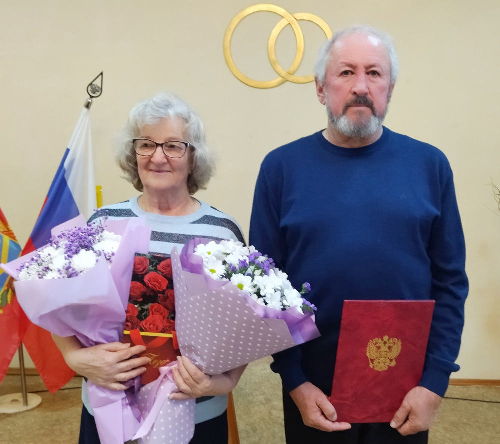 В отделе ЗАГС Унечского района супругов Александра и Антонину Степченко поздравили с золотой свадьбой