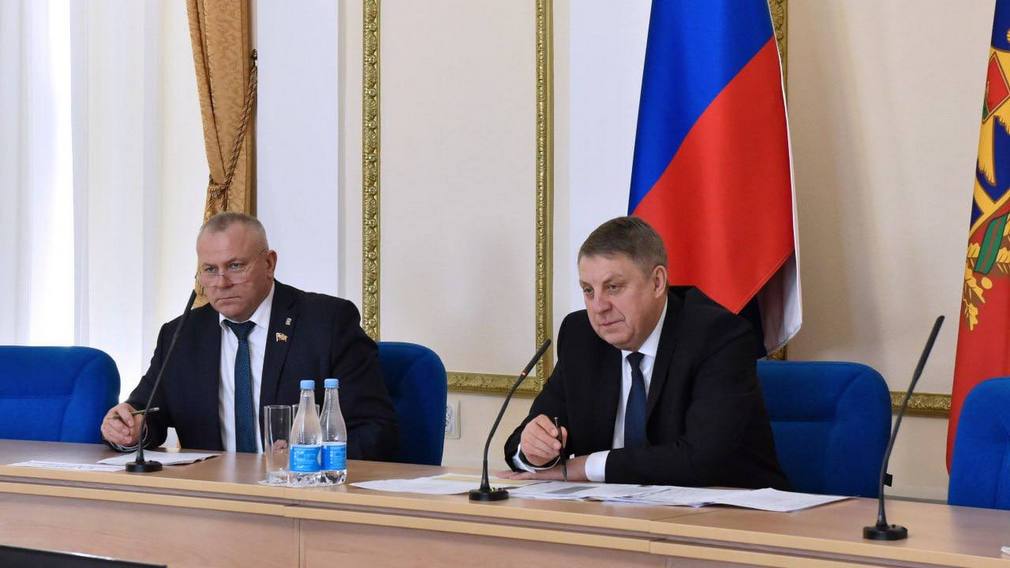 Губернатор Александр Богомаз провел совещание с руководителями строительных организаций