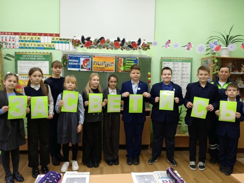 В Унече сотрудники Госавтоинспекции провели профилактическое занятие в школе № 4