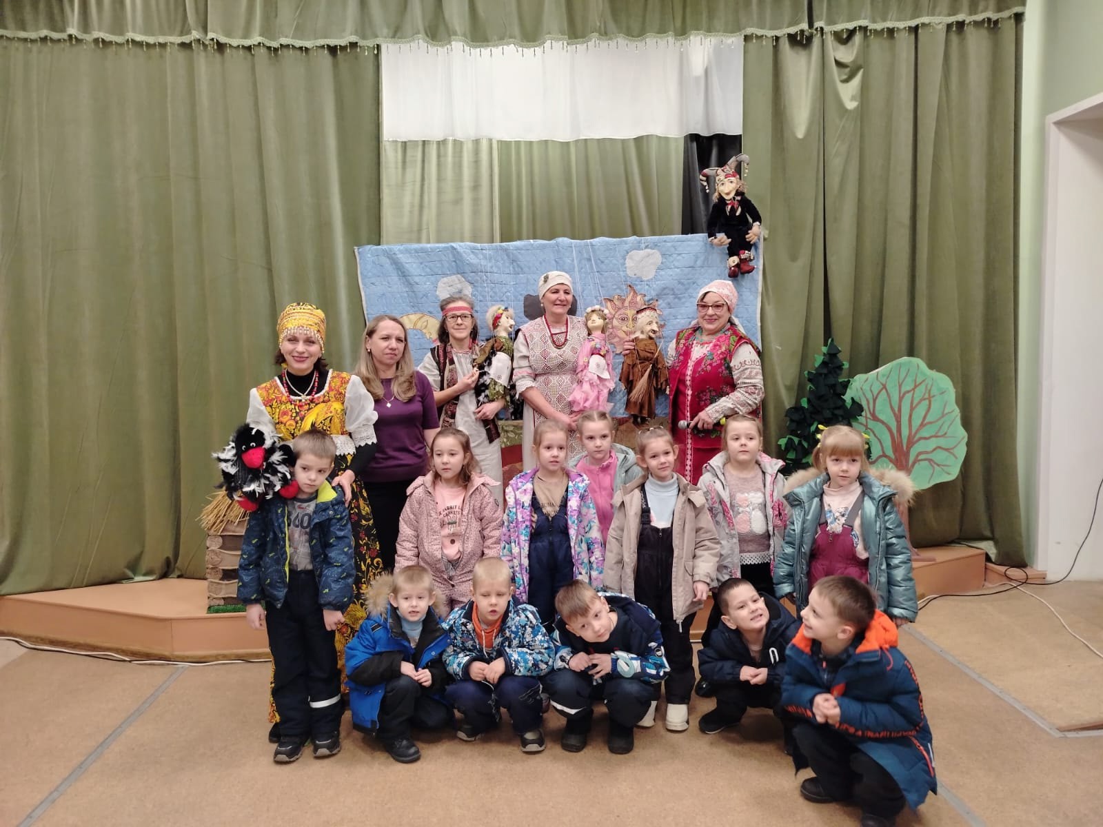 Во второй день Масленичной недели в Унече прошёл кукольный спектакль для детей