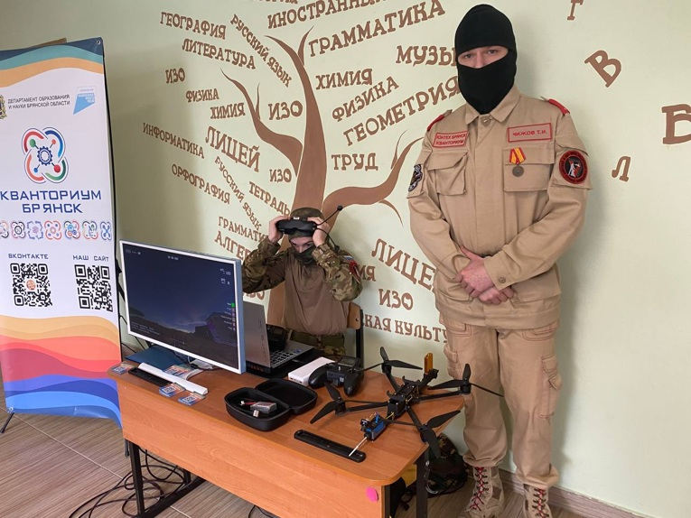 В Брянском лицее №27 прошел урок мужества «Есть такая профессия — Родину защищать»