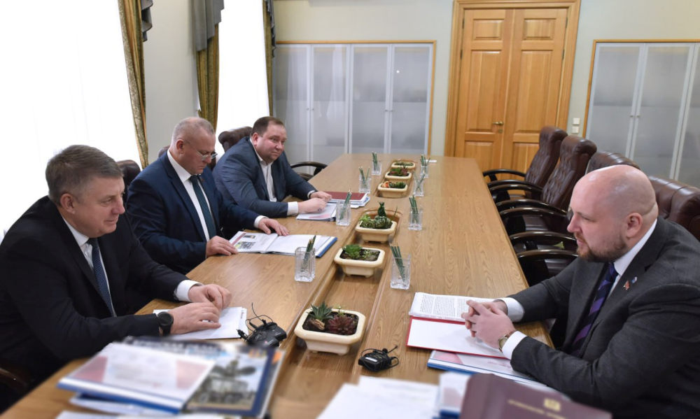 Губернатор Александр Богомаз встретился с руководителем научно-производственного предприятия «Александр» Александром Семеновым