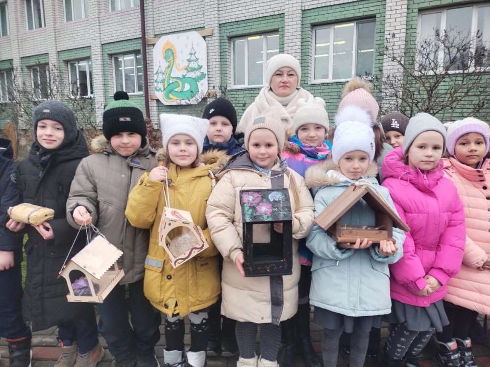 В Унече «Орлята» школы №1 изготовили и разместили кормушки для зимующих птиц