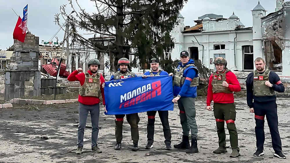 Брянский волонтёр водрузил Знамя Победы в освобождённой Судже