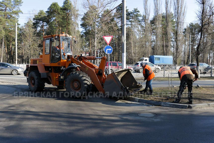 В Брянске на уборку улиц вышли 80 коммунальщиков и 70 машин
