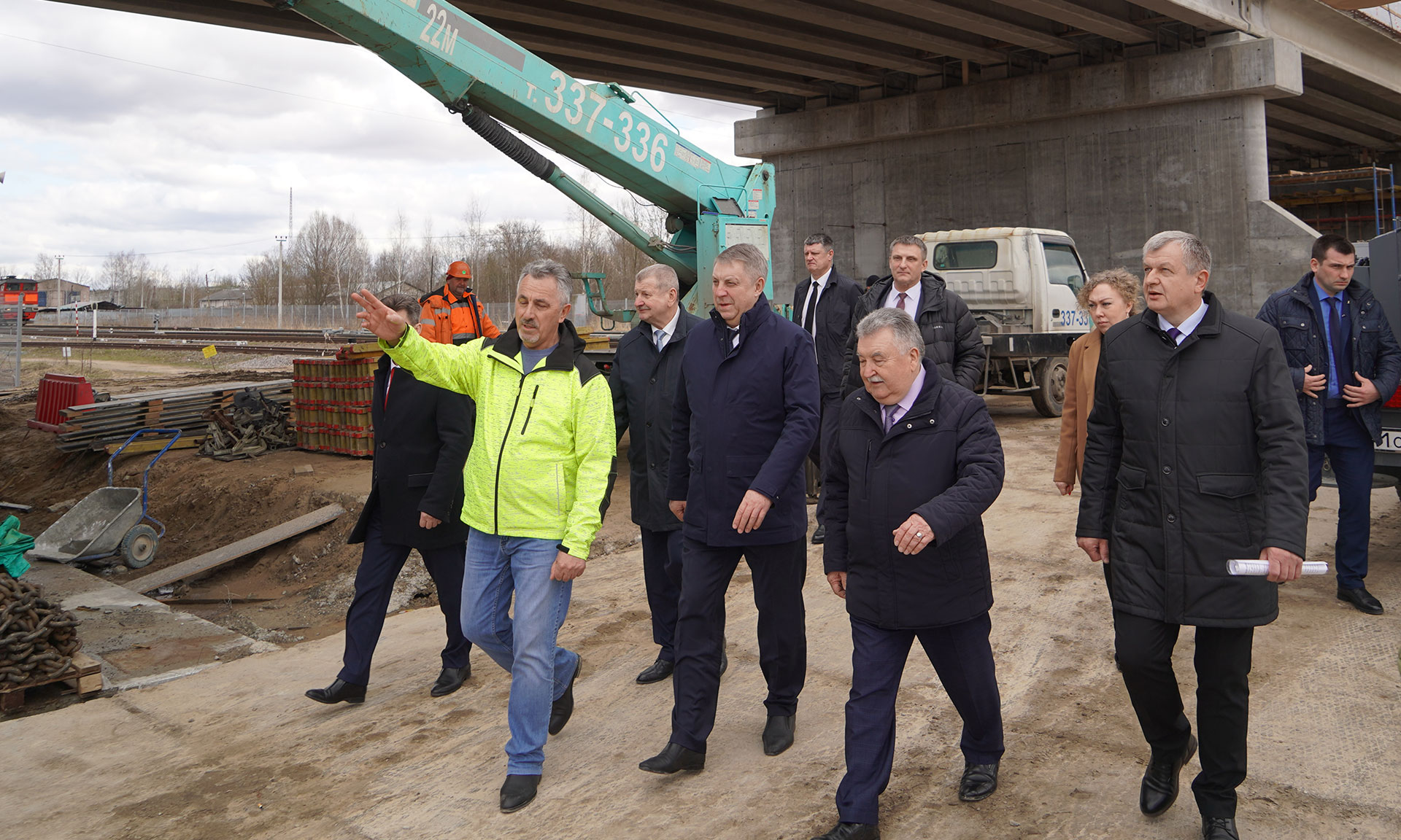 Губернатор Александр Богомаз проинспектировал ход работ на путепроводе в Унече