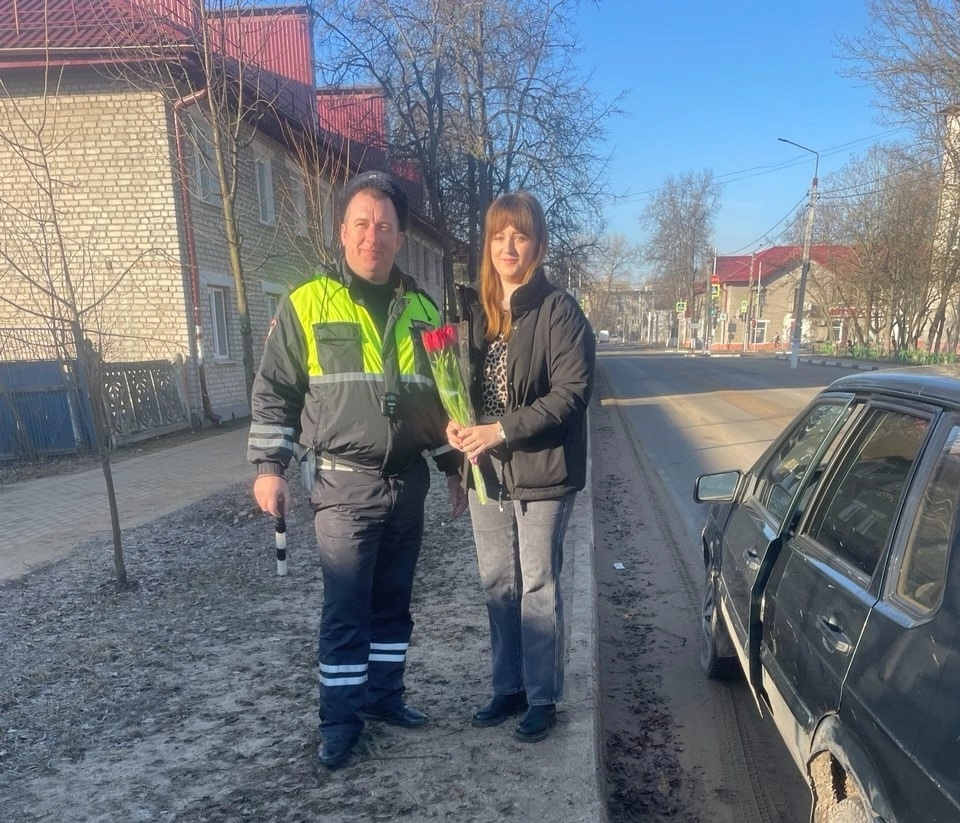 В Международный женский день сотрудники Госавтоинспекции провели акцию «Цветы для Автоледи»