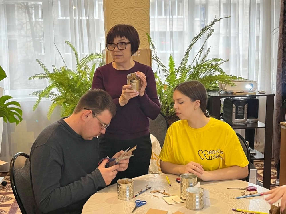 В Унече волонтеры отряда «Ветер перемен» провели мастер-класс «Блиндажная свеча»