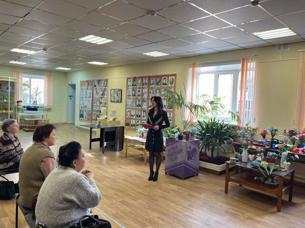 В Краеведческом музее г. Унеча женщин Центра дневного пребывания пенсионеров поздравили с 8 Марта