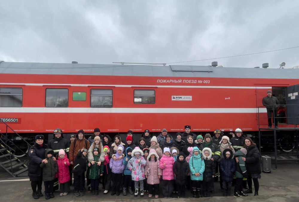 В Унече сотрудники ЛОП организовали для школьников экскурсию к Пожарному поезду