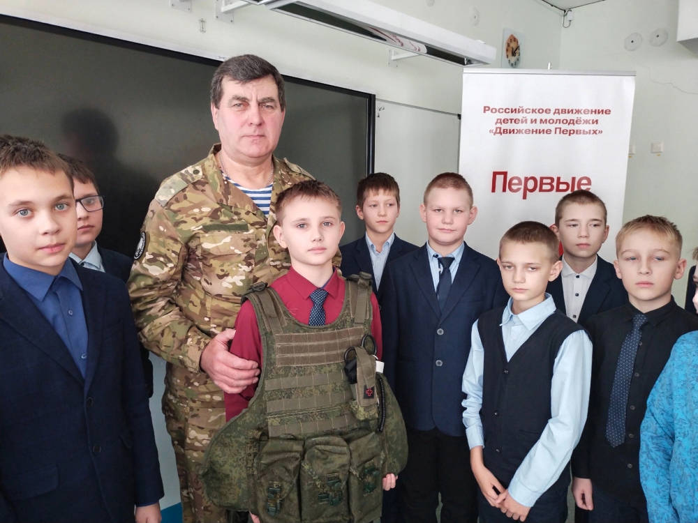 В Унече учащиеся школы №1 встретились с участником добровольческого отряда «БАРС-Брянск»