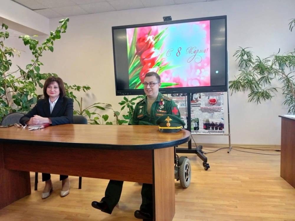 Коллектив Унечской ЦРБ с 8 марта поздравил военный медик Андрей Сергеевич Кушнерев