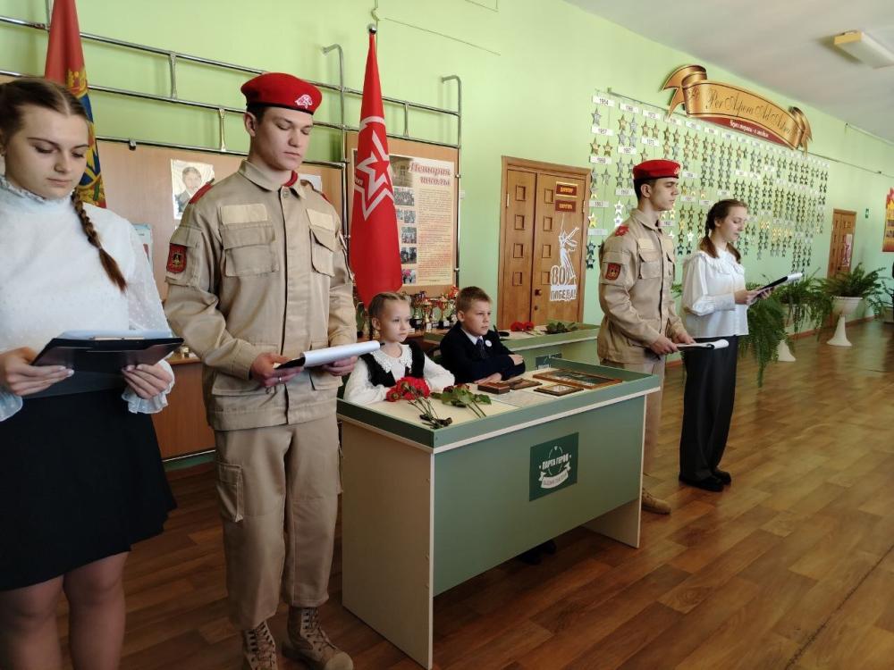 В Унече состоялось торжественное открытие «Парты Героя» Герою СВО Грибанову Сергею Александровичу