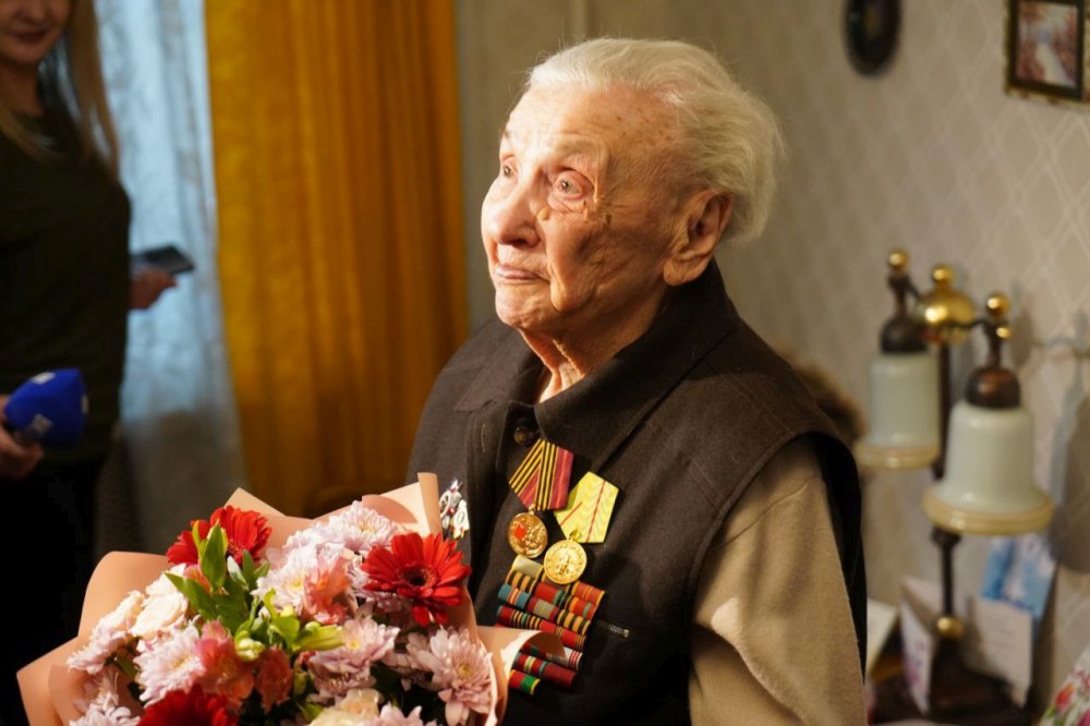 Губернатор  Александр Богомаз вручил ветерану Нине Дмитриевне Евсеевой юбилейную медаль к 80-летию Великой победы