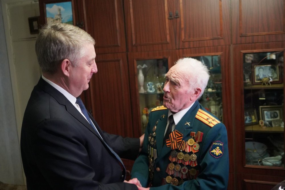 Губернатор Александр Богомаз вручил ветерану ВОВ Николаю Степановичу Редикульцеву медаль к 80-летию Великой Победы