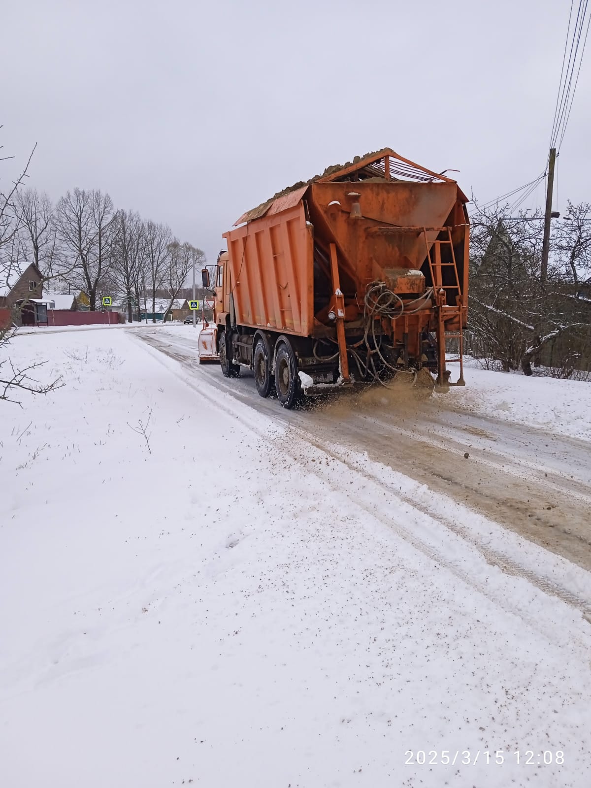 В Унечском районе продолжается обработка дорог