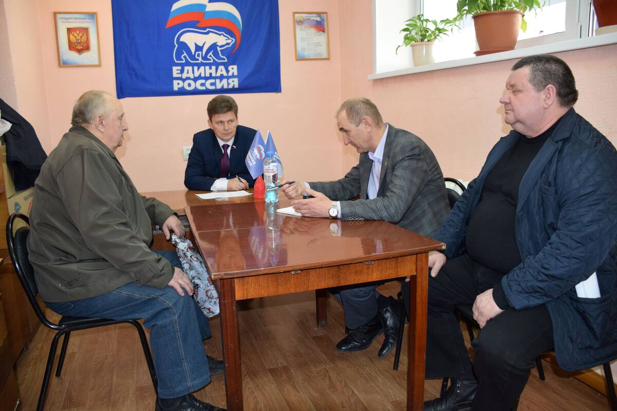 Приём граждан по личным вопросам провёл сенатор РФ Василий Попадайло