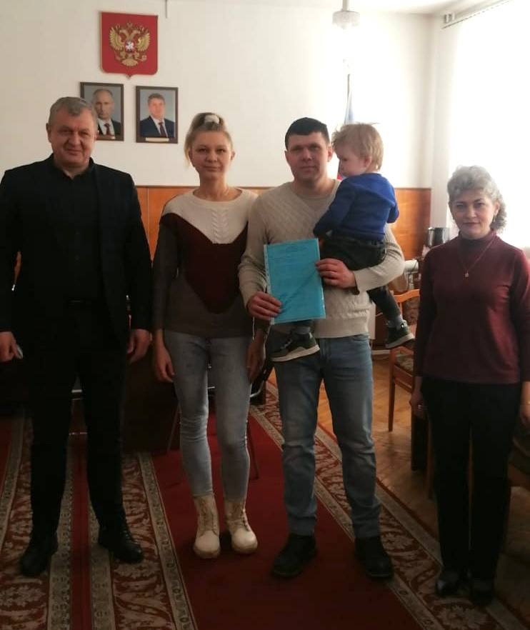 В Унече многодетной семье Габбазовых вручили жилищный сертификат