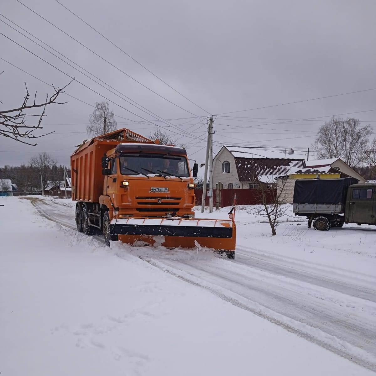 В Брянской области начались работы по уборке снега и обработке дорог