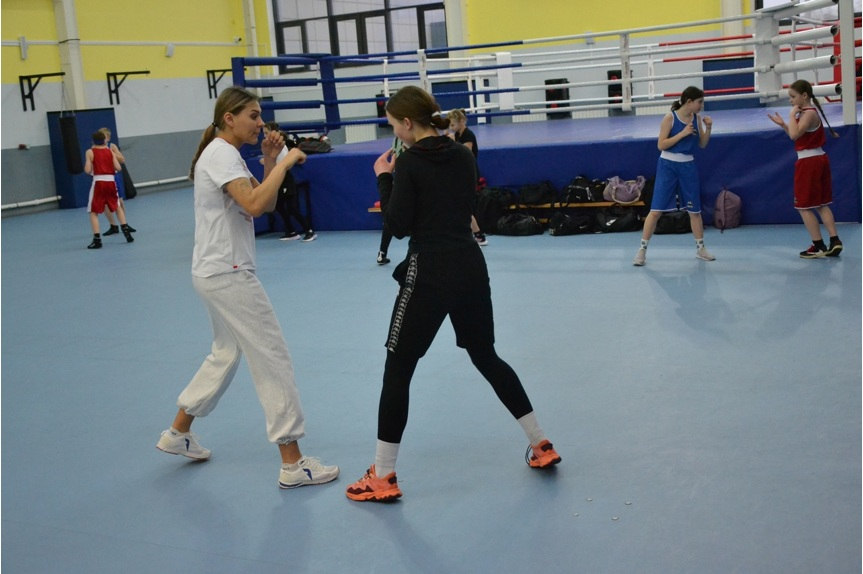 Призер чемпионата мира Елена Бабичева провела тренировку с юными брянскими боксерами