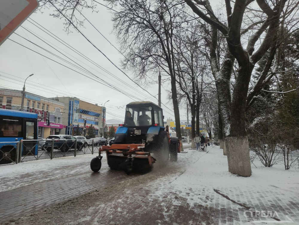 В Брянске продолжается очистка дорог от снега