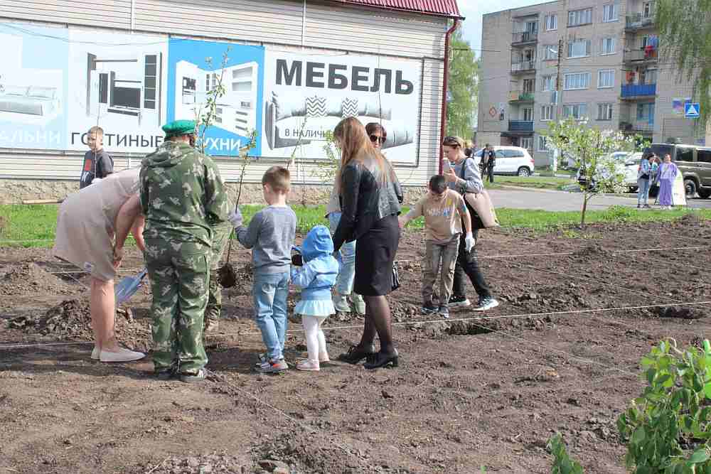 В Стародубе пограничники и жители города высадили «Сад памяти»