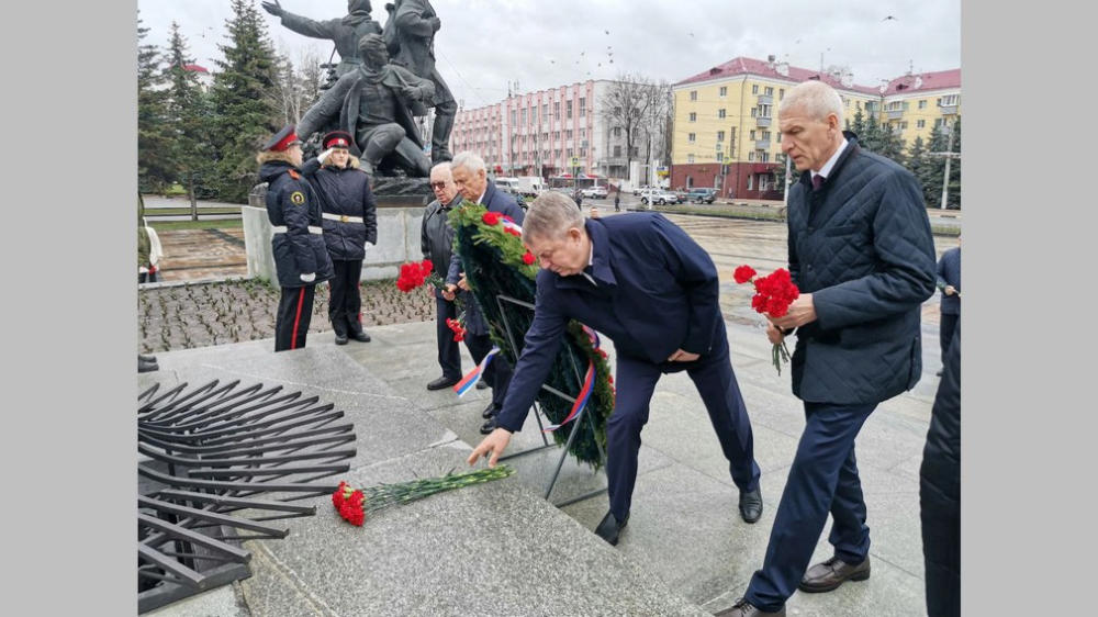 Губернатор Александр Богомаз и почетные гости церемонии награждения премией «Возвращение в жизнь» почтили память Героев Отечества