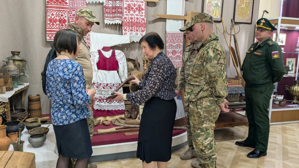 В Унече для участников СВО провели экскурсию по краеведческому музею