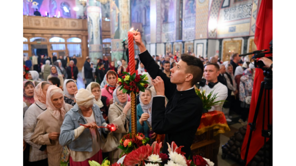 В брянских храмах встретили Христово Воскресение с благодатным огнем