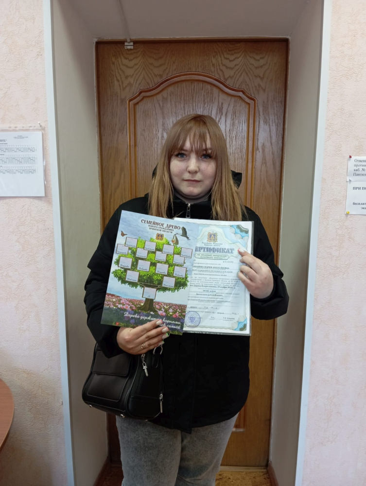 В Унече многодетной маме вручили сертификат на получение материнского капитала