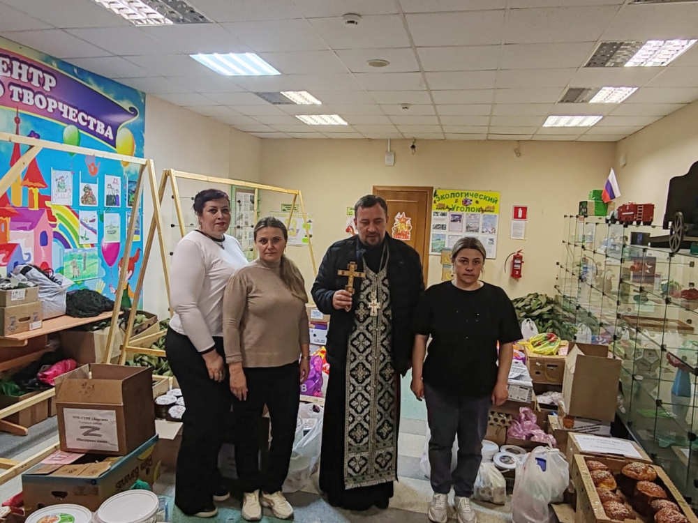 Жители Унечского района передали бойцам СВО пасхальные гостинцы